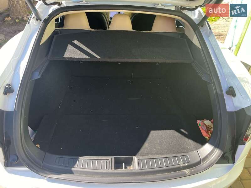 Лифтбек Tesla Model S 2015 в Луцке