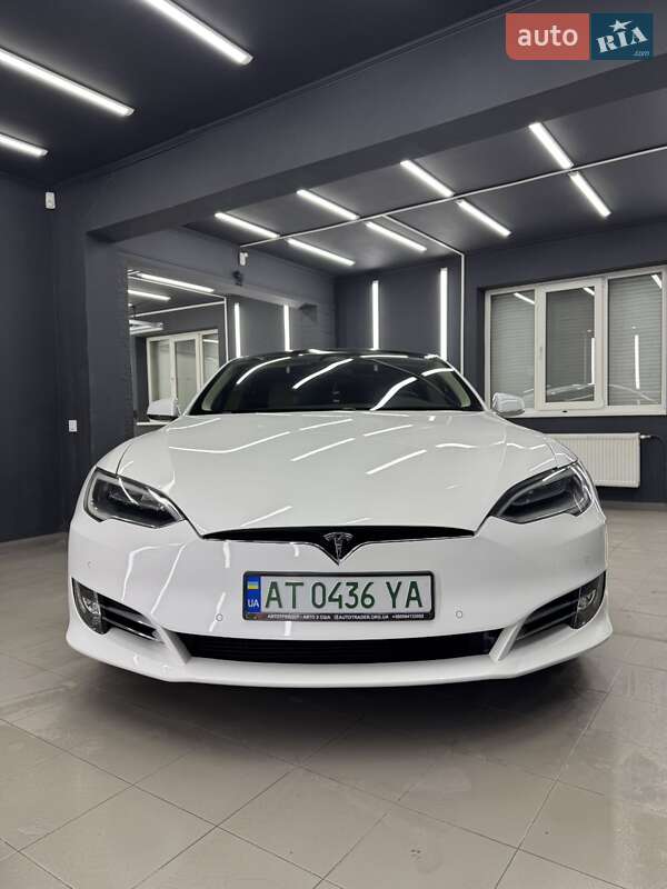 Лифтбек Tesla Model S 2017 в Коломые