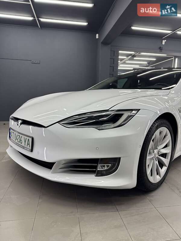 Лифтбек Tesla Model S 2017 в Коломые