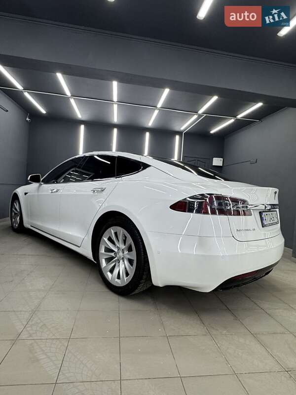 Лифтбек Tesla Model S 2017 в Коломые