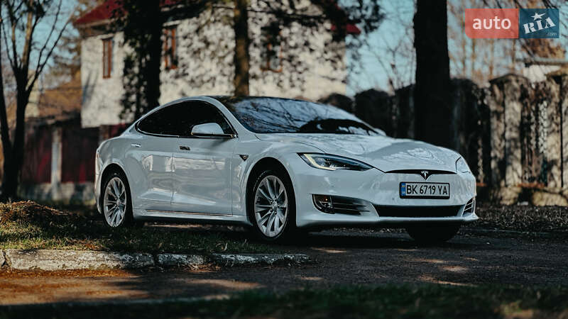 Ліфтбек Tesla Model S 2017 в Дубні