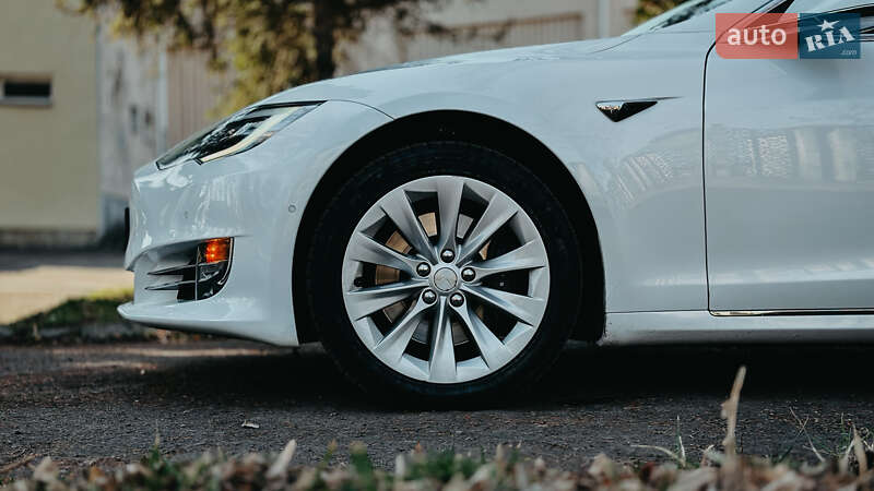 Ліфтбек Tesla Model S 2017 в Дубні