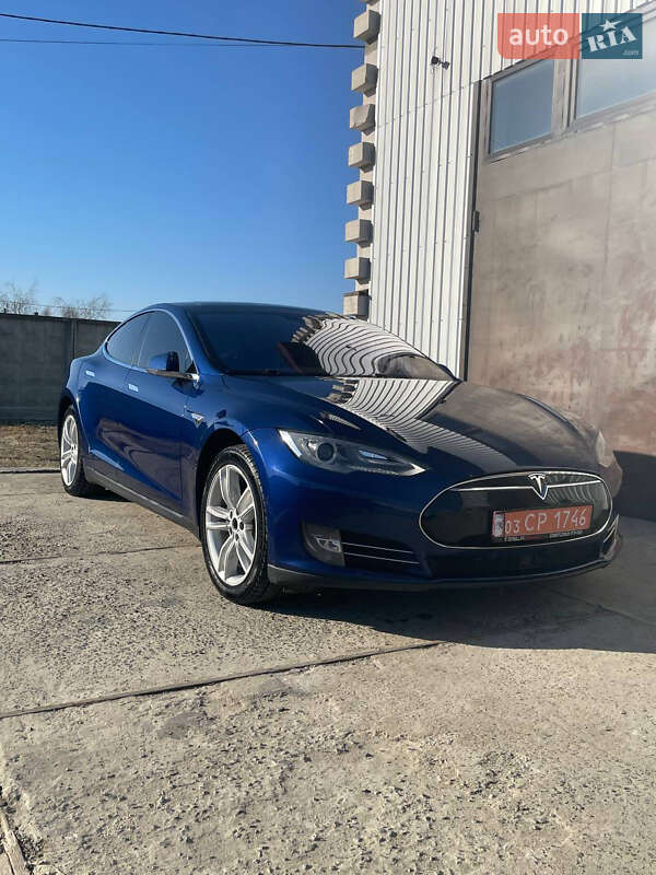 Лифтбек Tesla Model S 2015 в Ровно
