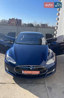 Лифтбек Tesla Model S 2015 в 
