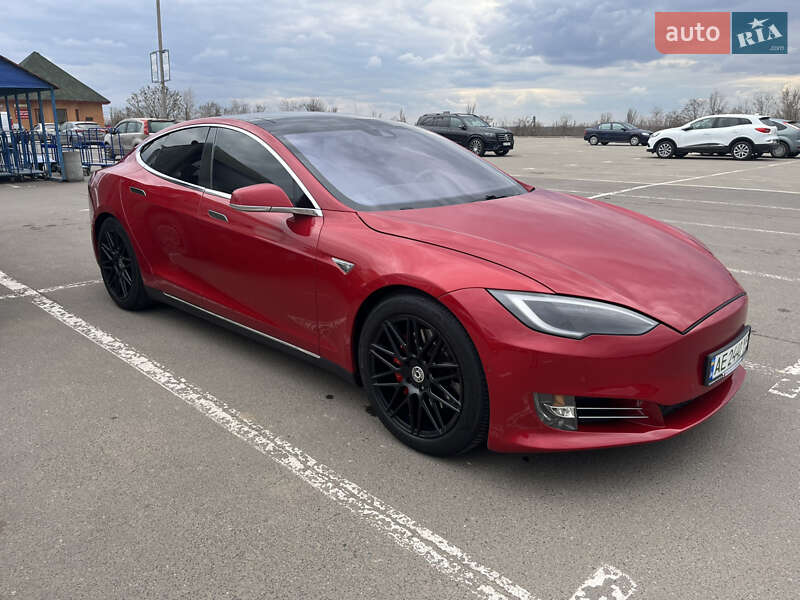 Ліфтбек Tesla Model S 2015 в Кривому Розі