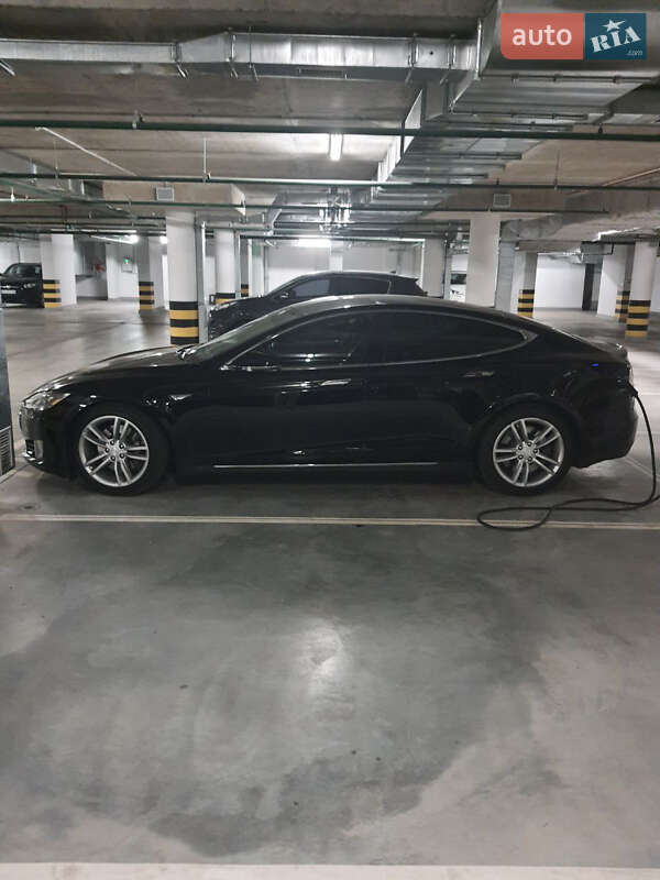 Лифтбек Tesla Model S 2015 в Киеве