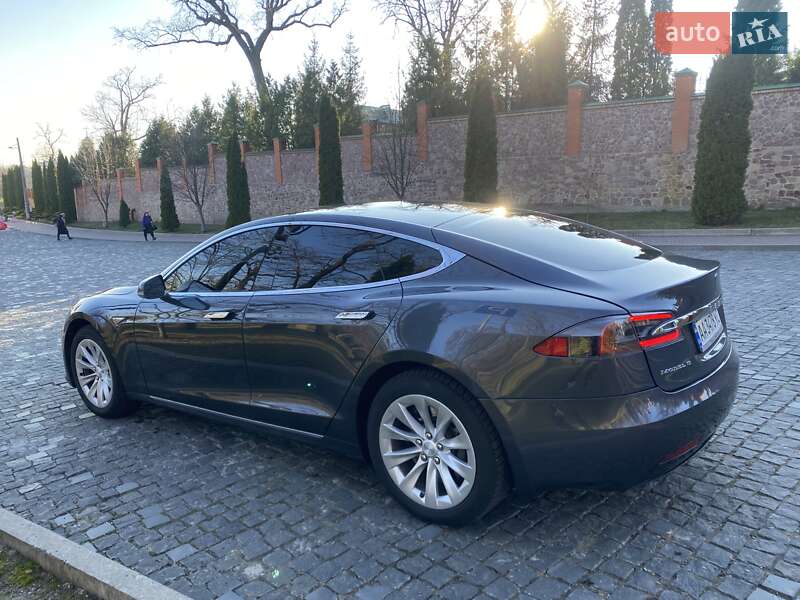Ліфтбек Tesla Model S 2016 в Києві