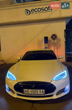 Лифтбек Tesla Model S 2014 в 