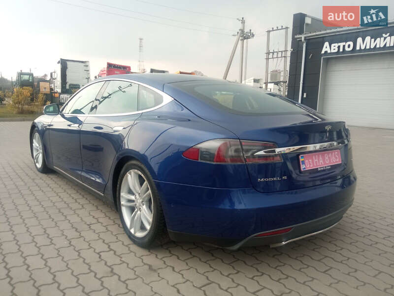 Лифтбек Tesla Model S 2015 в Радехове