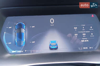Лифтбек Tesla Model S 2015 в 