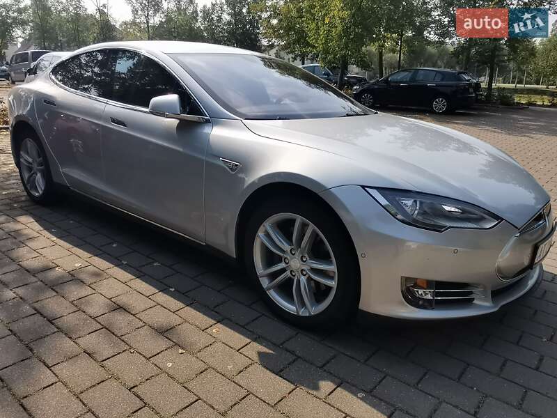 Ліфтбек Tesla Model S 2016 в Тернополі