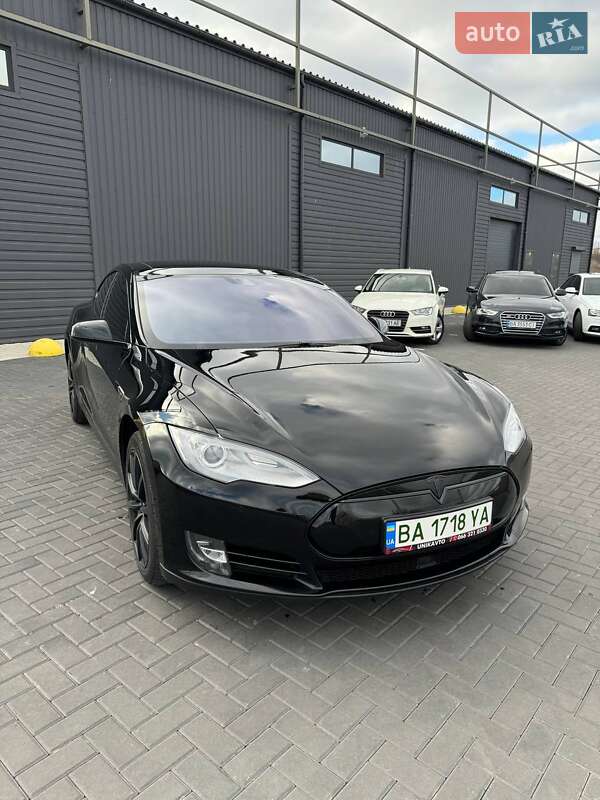 Лифтбек Tesla Model S 2016 в Кропивницком