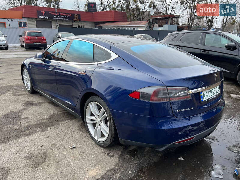 Лифтбек Tesla Model S 2015 в Киеве