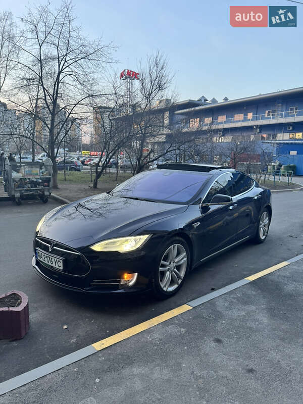 Лифтбек Tesla Model S 2015 в Киеве фото 12 Лифтбек Tesla Model S 2015 в Киеве