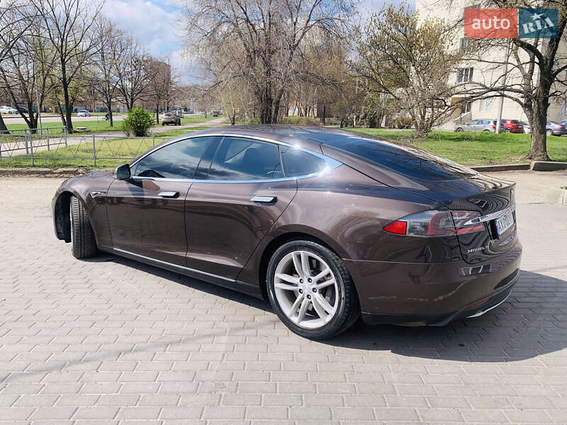 Лифтбек Tesla Model S 2013 в 