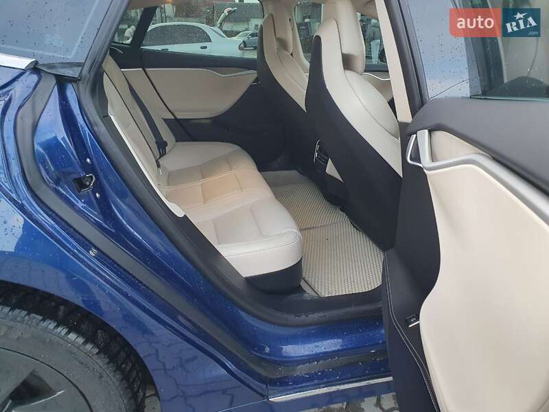 Лифтбек Tesla Model S 2018 в Львове