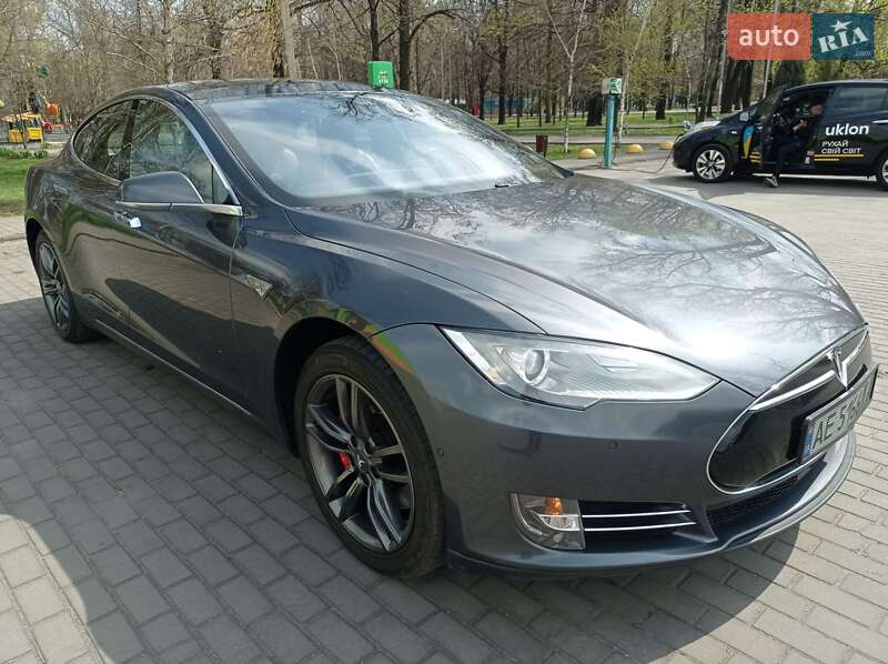 Лифтбек Tesla Model S 2015 в 