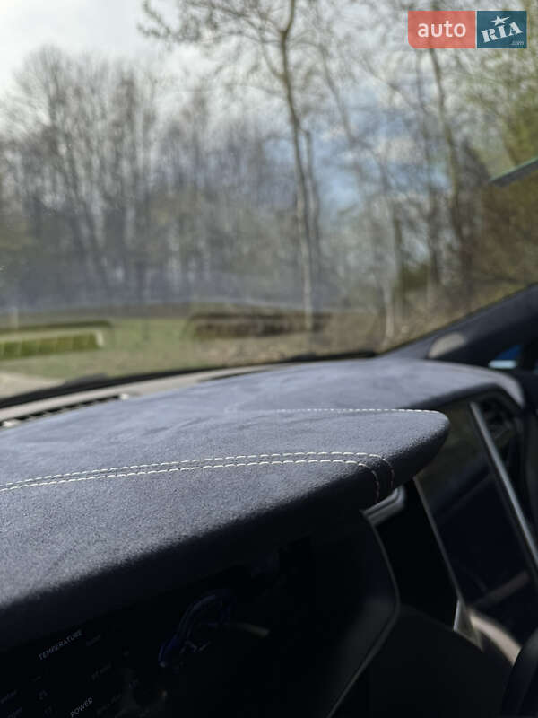 Лифтбек Tesla Model S 2015 в Буске