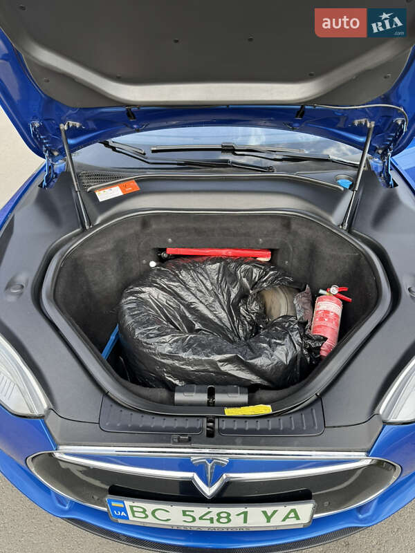 Лифтбек Tesla Model S 2015 в Буске