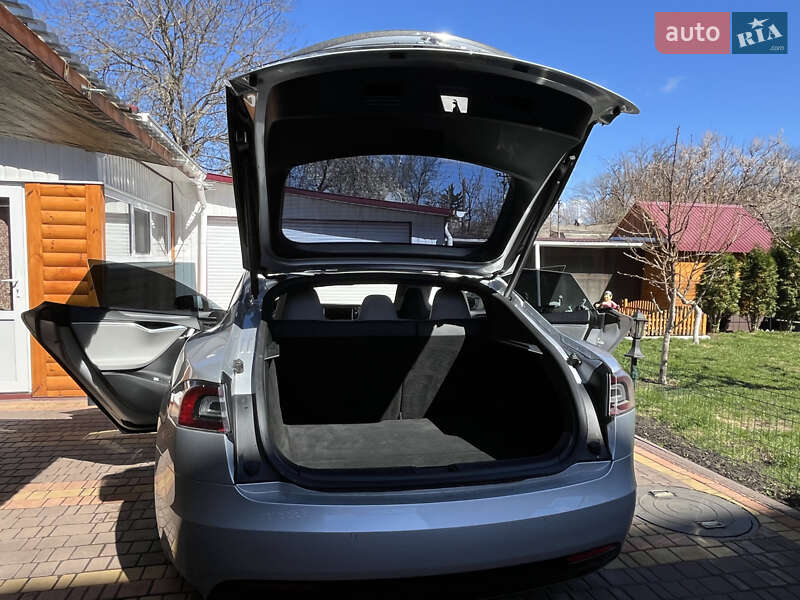 Ліфтбек Tesla Model S 2016 в Львові
