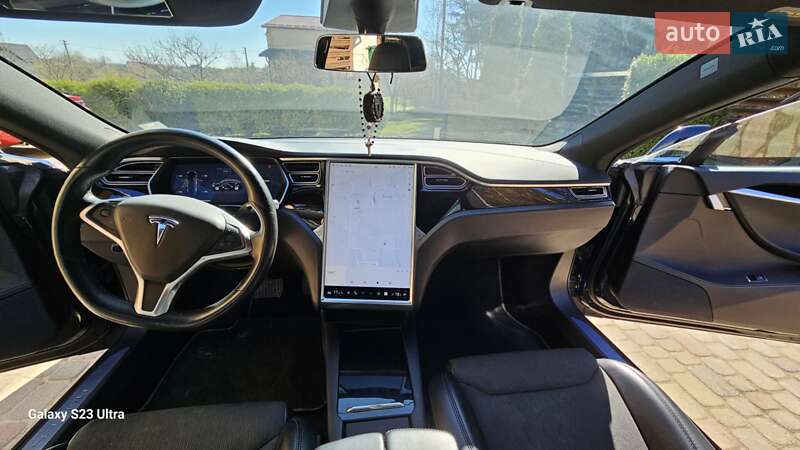 Лифтбек Tesla Model S 2017 в Львове