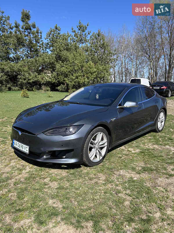 Лифтбек Tesla Model S 2015 в 