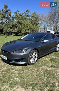 Лифтбек Tesla Model S 2015 в 