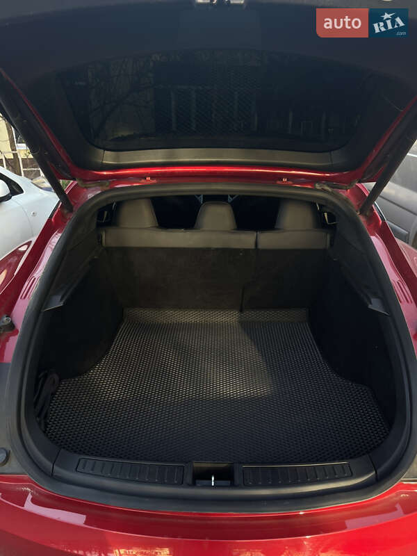 Лифтбек Tesla Model S 2016 в Виннице