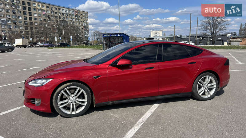 Лифтбек Tesla Model S 2016 в Киеве