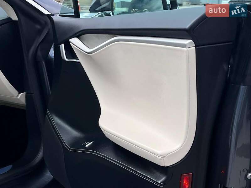 Ліфтбек Tesla Model S 2017 в Львові