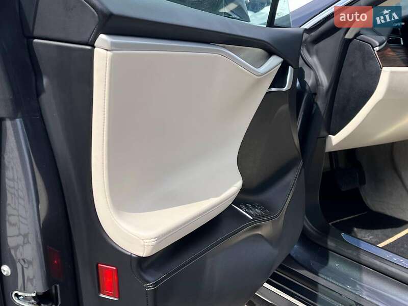 Ліфтбек Tesla Model S 2017 в Львові