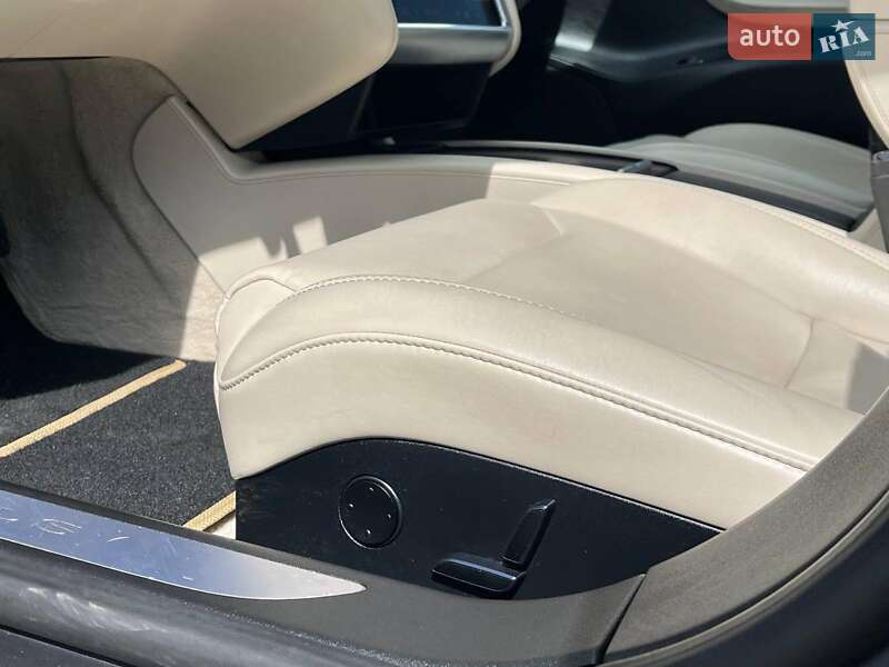 Ліфтбек Tesla Model S 2017 в Львові