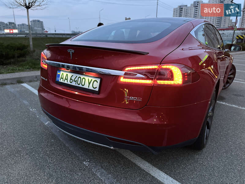 Ліфтбек Tesla Model S 2015 в Києві
