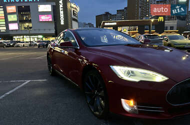 Лифтбек Tesla Model S 2015 в 