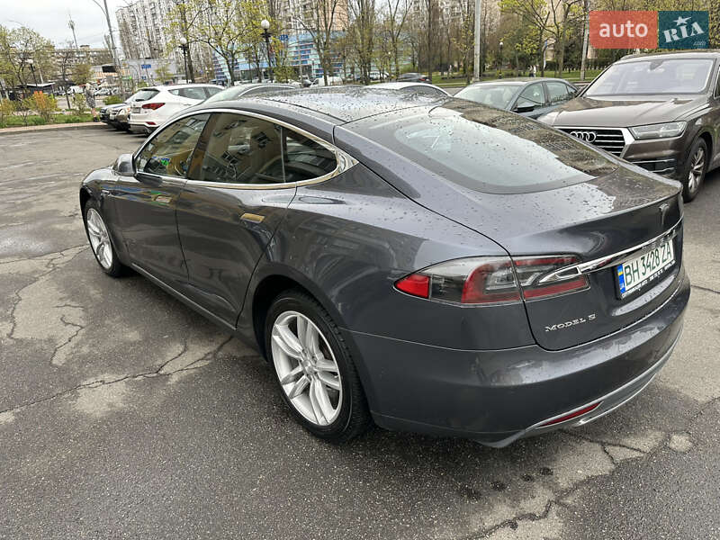 Лифтбек Tesla Model S 2015 в Киеве