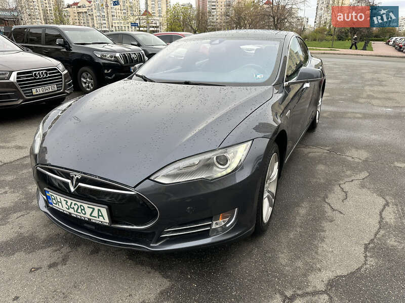 Лифтбек Tesla Model S 2015 в Киеве
