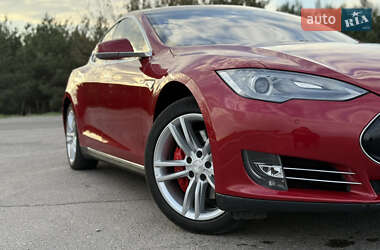 Лифтбек Tesla Model S 2015 в 