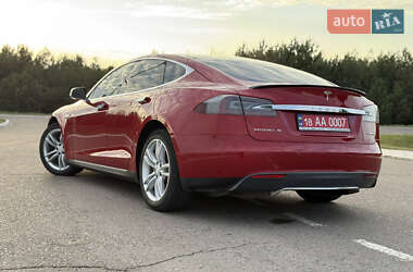 Лифтбек Tesla Model S 2015 в 