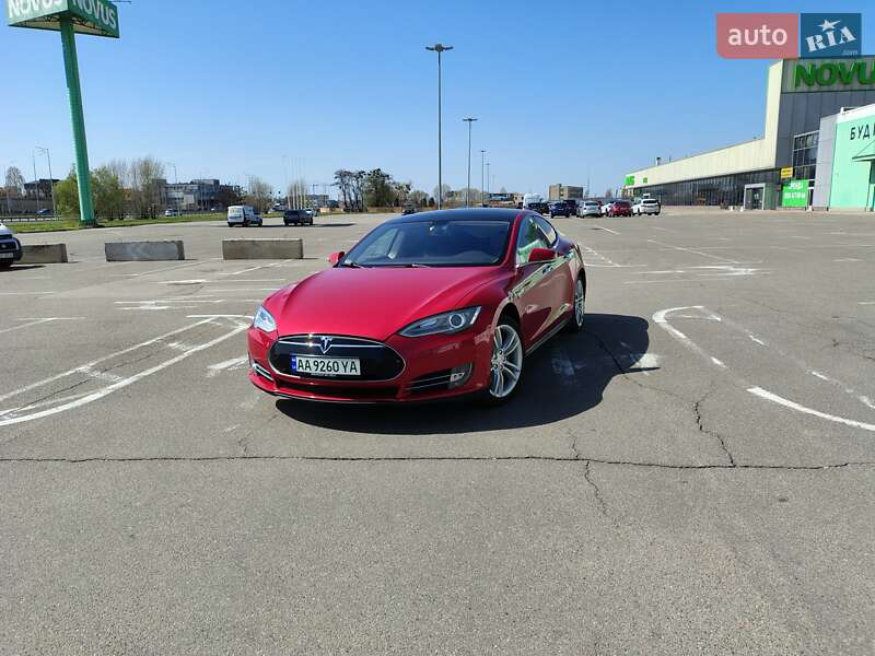 Лифтбек Tesla Model S 2014 в 