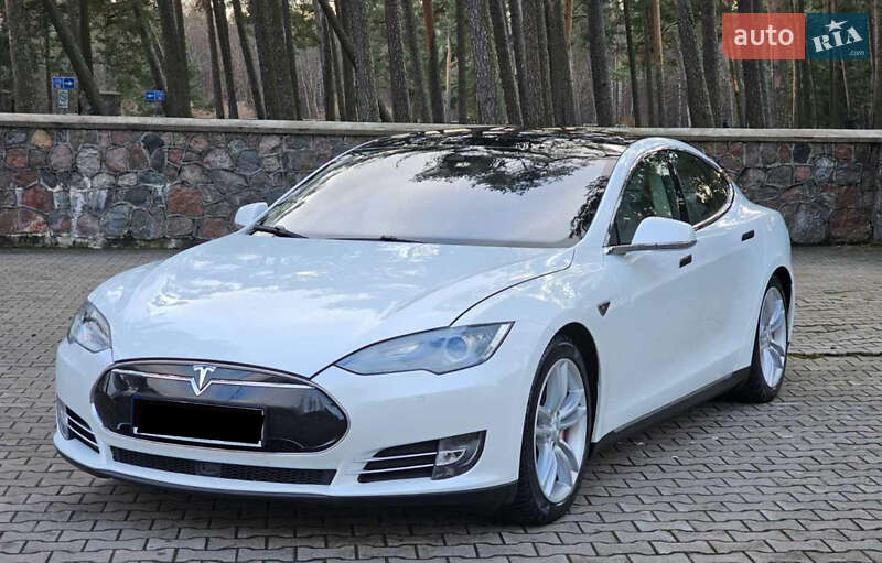 Лифтбек Tesla Model S 2015 в 