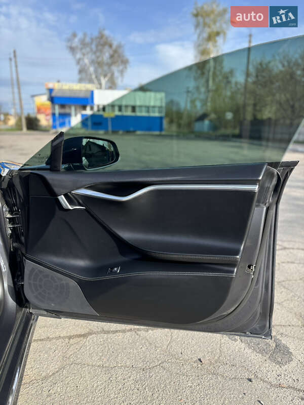Лифтбек Tesla Model S 2016 в Остроге