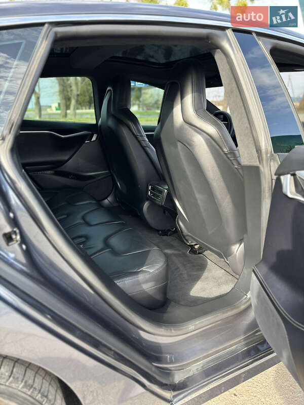 Лифтбек Tesla Model S 2016 в Остроге