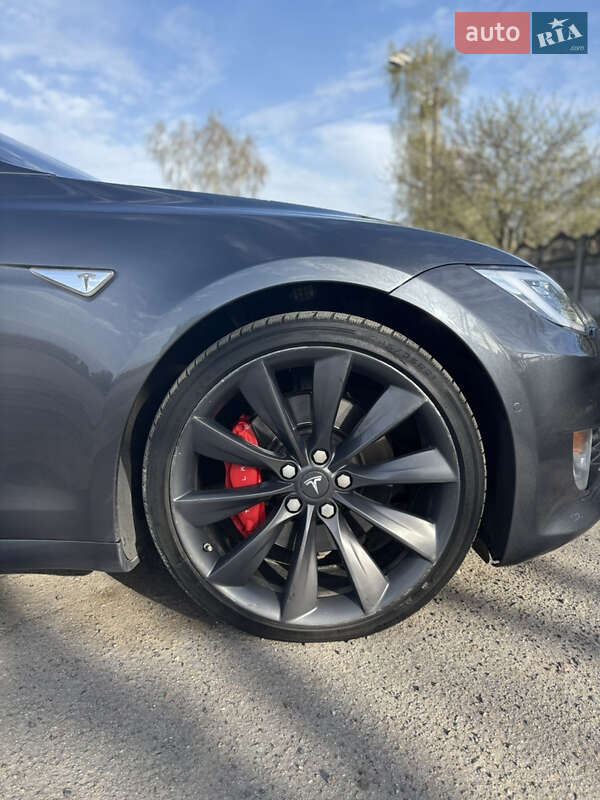 Лифтбек Tesla Model S 2016 в Остроге
