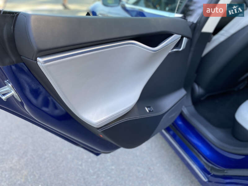 Ліфтбек Tesla Model S 2015 в Бучі