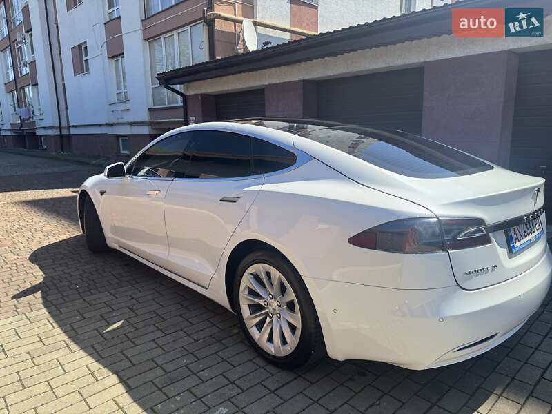 Лифтбек Tesla Model S 2017 в Ивано-Франковске
