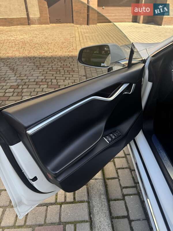 Лифтбек Tesla Model S 2017 в Ивано-Франковске