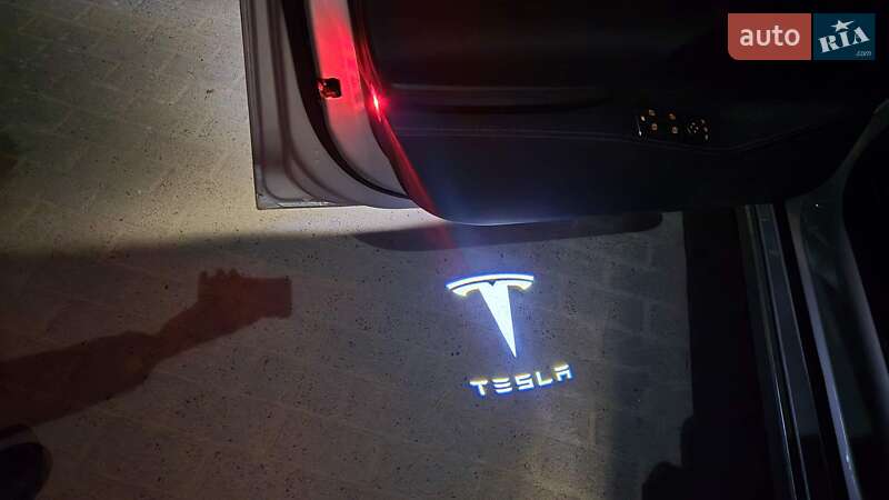 Лифтбек Tesla Model S 2015 в Киеве фото 32 Лифтбек Tesla Model S 2015 в Киеве