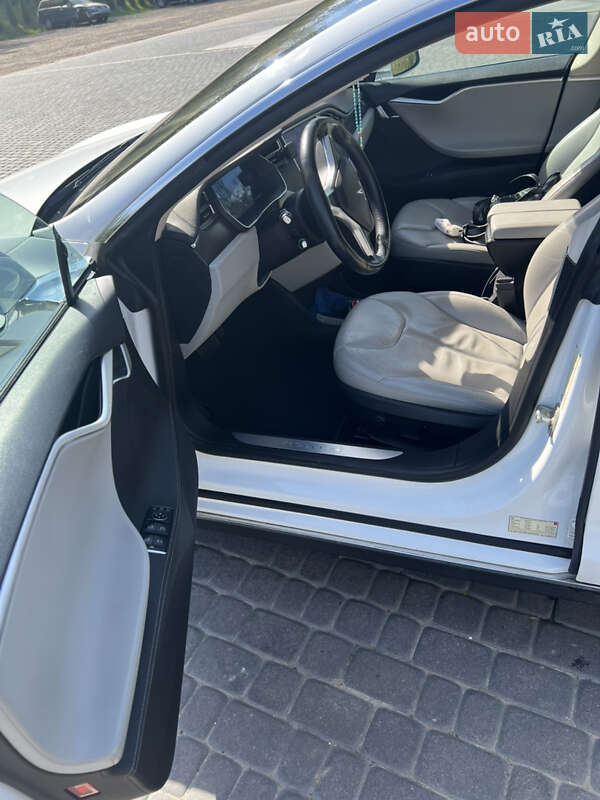 Лифтбек Tesla Model S 2015 в Львове