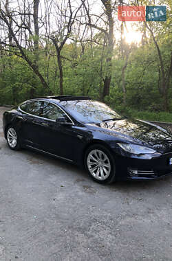 Лифтбек Tesla Model S 2015 в 
