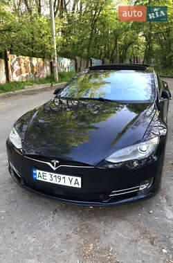 Лифтбек Tesla Model S 2015 в 